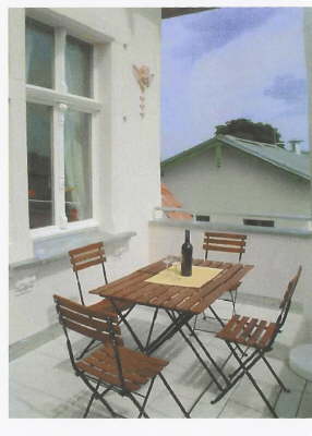 Ein Glas Wein auf dem Balkon